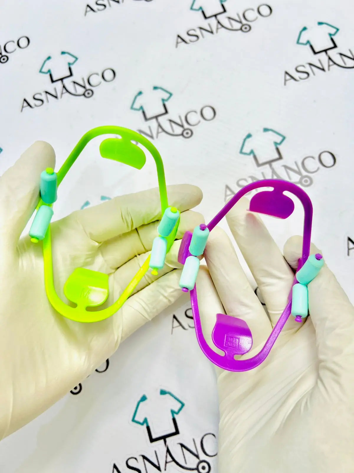 Lip& check 3D retractor