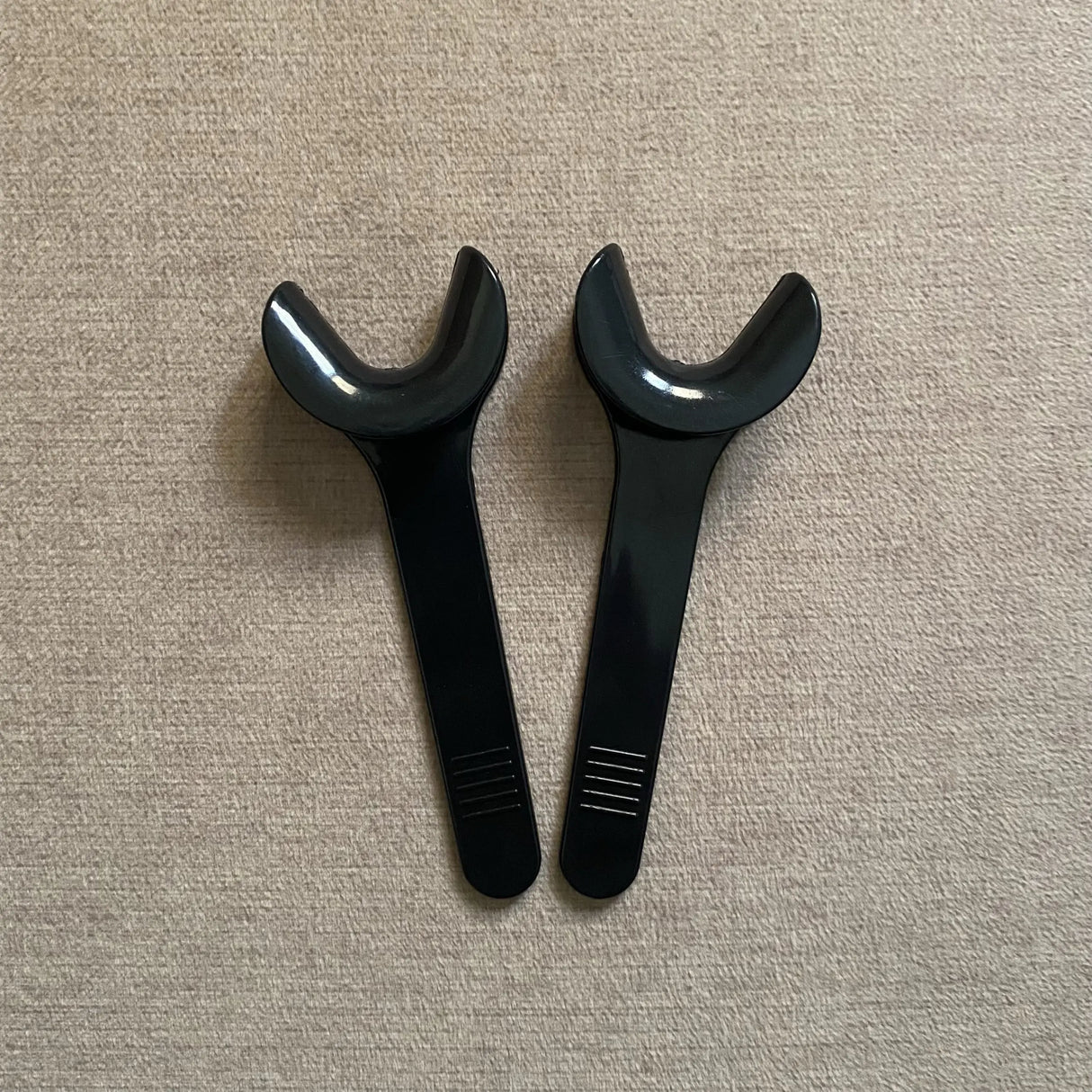 Cheek Retractor – C Shape Black-2pcs