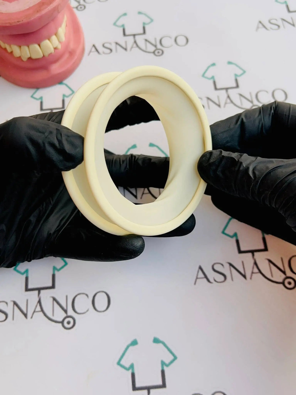 Optragate latex-free lip and cheek retractor
